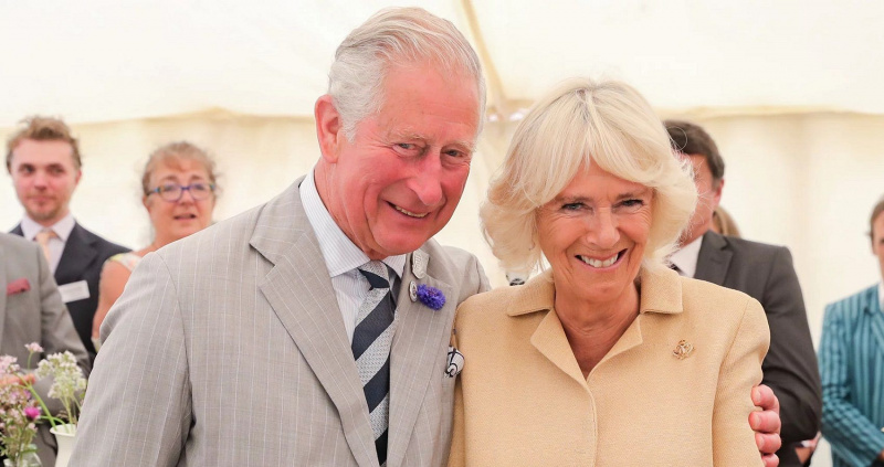  Prinz Charles und Camilla Parker Bowles sehen nervös aus, als sie lachen