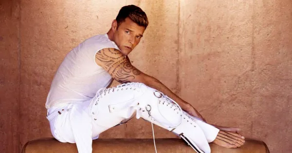Ricky Martin berbaju putih