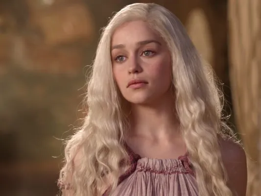 Emilia Clarke interpretando Daenerys Targaryen em Game of Thrones