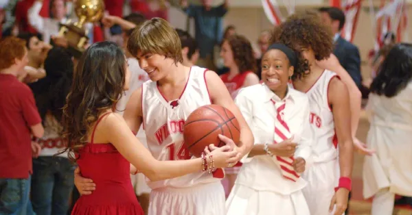 Vanessa Hudgens, Zac Efron, Monique Coleman e Corbin Bleu fantasiados durante cena final de High School Musical