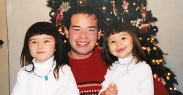 Jon Gosselin com suas filhas gêmeas Mady e Cara